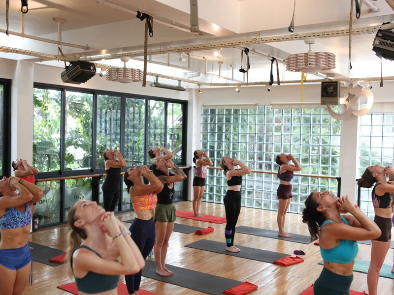yoga students in hot yoga workshop in germany