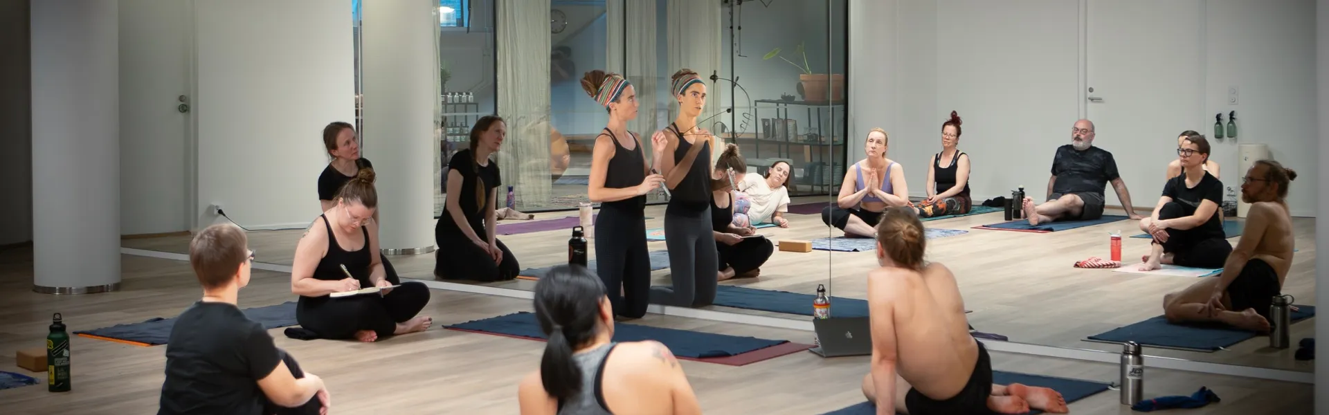 Jasmine Nash guidant un groupe d'élèves lors de la formation de professeurs de « 26&2 Hot Yoga »